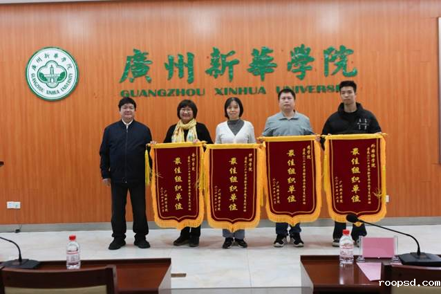 一群人站在桌子上中度可信度描述已自动生成