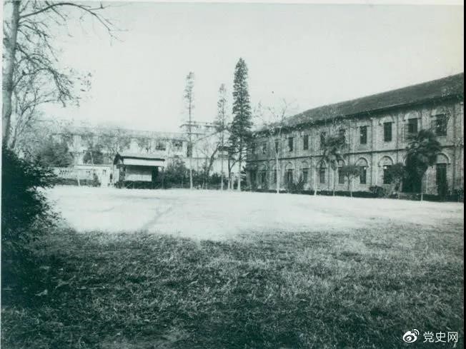 1927年3月18日,毛泽东出席在武昌举行的河南武装农民代表大会,并作湖南农运状况报告。图为大会会场——武昌农讲所大操场。