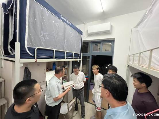 一群人在房间里AI 生成的内容可能不正确。