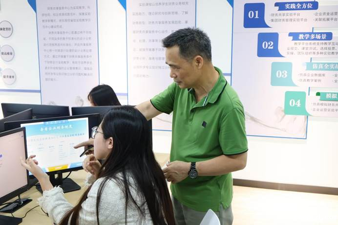 伟德app入口教师在指导学生