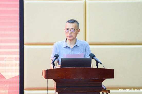 图片包含 前, 女人, 男人, 用AI 生成的内容可能不正确。