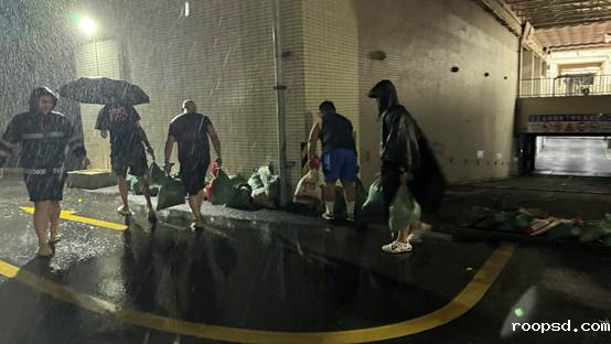 一群人站在台上AI 生成的内容可能不正确。