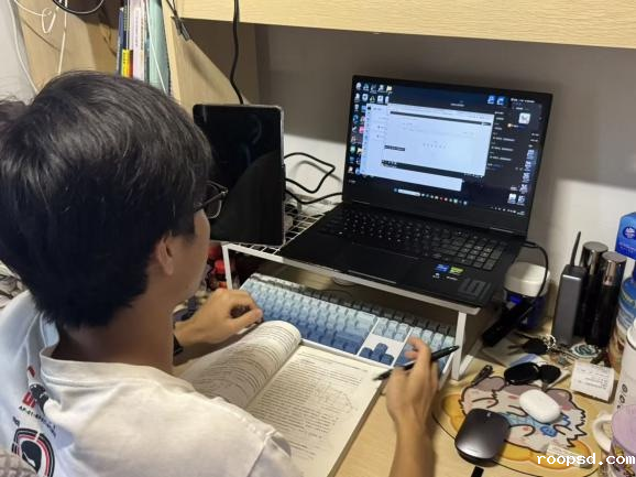 电脑的人AI 生成的内容可能不正确。