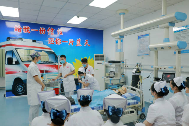 中山大学
学院护理学院老师指导学生学习ICU病例