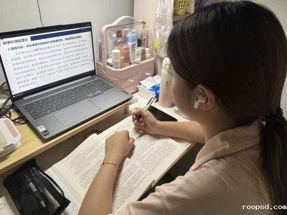 人在玩电脑AI 生成的内容可能不正确。