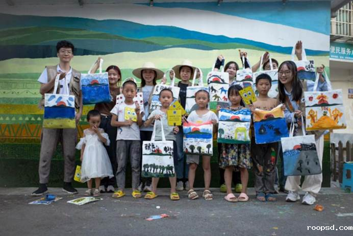 伟德app入口老师王清鹤带队“三下乡”，把彩绘艺术送进乡村。