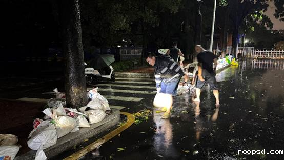 图片包含 户外, 年轻, 男人, 站AI 生成的内容可能不正确。