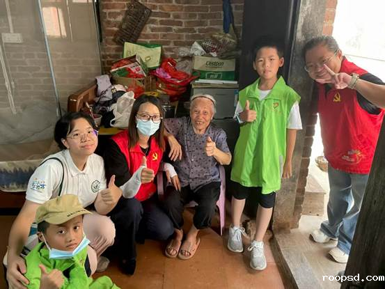 第四部分2:慰问老人合照