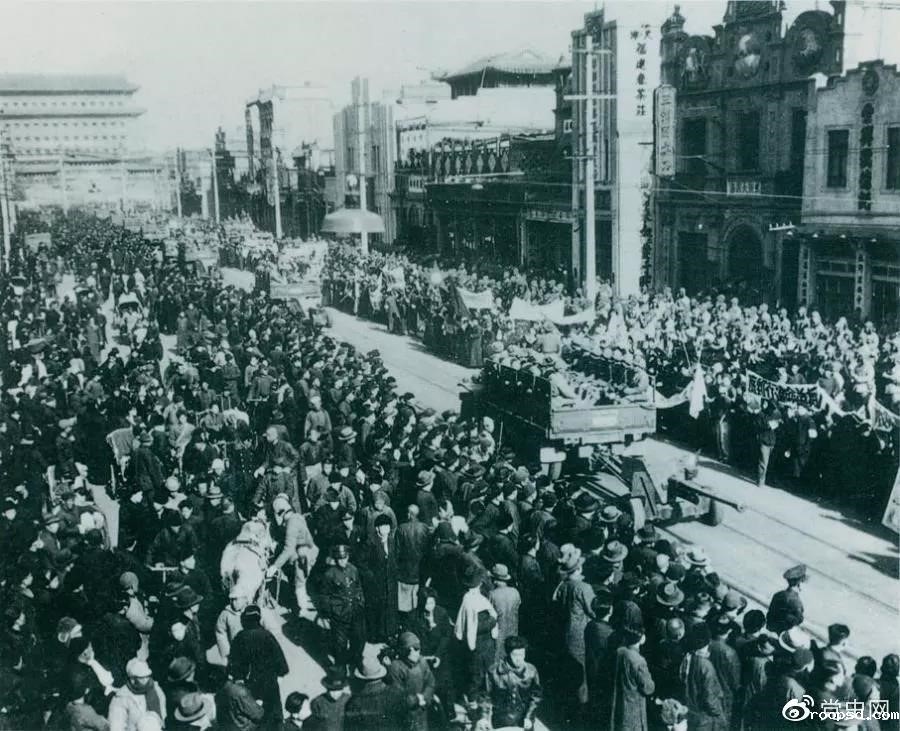 1949年1月31日,北平和平解放。图为人民解放军举行入城式。