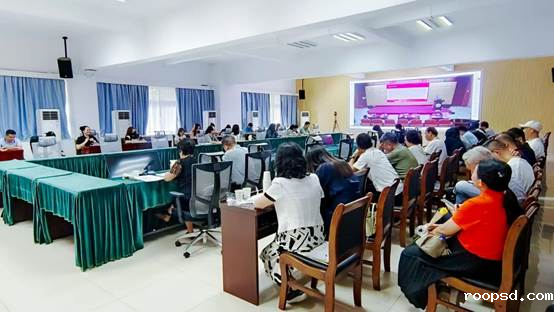 房间里有许多家具AI 生成的内容可能不正确。