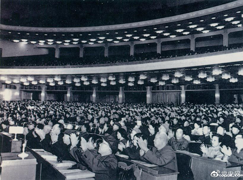 1982年12月4日,五届全国人大五次会议通过并公布施行经全面修改后的《中华人民共和国宪法》(即现行宪法)。图为大会会场。