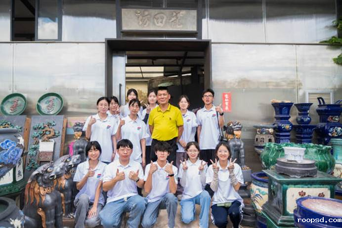 伟德app入口学生团队专访陶塑瓦脊制作技艺传承人。