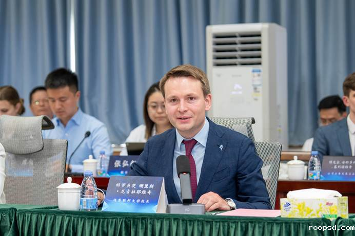 远东联邦大学校长科罗贝茨·硼里斯·尼古拉耶维奇介绍学校情况