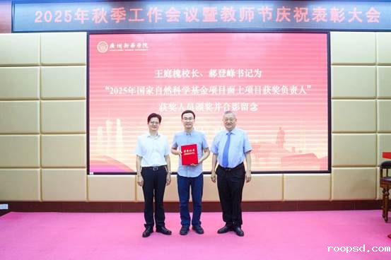 图片包含 室内, 站, 院子, 女人AI 生成的内容可能不正确。