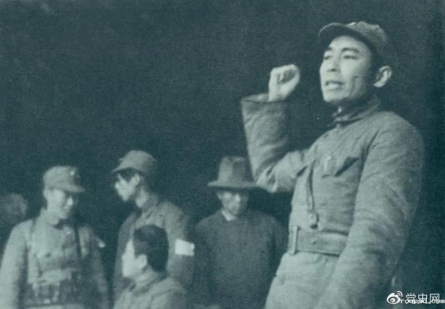 1939年2月23日,周恩来到皖南新四军军部,传达中央关于新四军向北向敌后发展的方针。