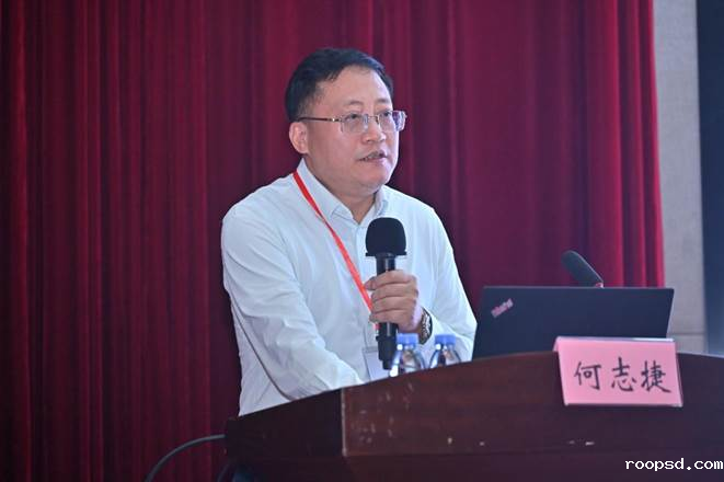 男人站在窗帘前AI 生成的内容可能不正确。