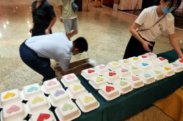 暖心,隔离中的
学院学生迎来“特别”生日会