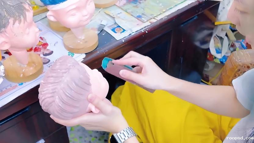 图4:传习所工作人员认真雕刻木偶