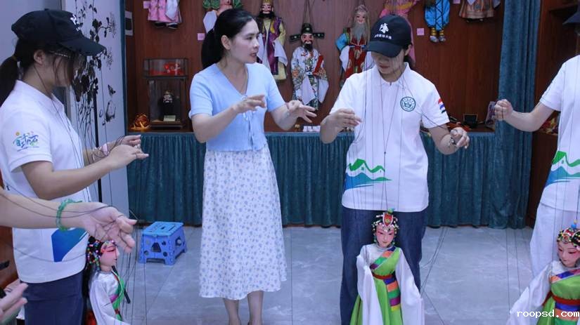 图2:传承人李伟平调整队员们的握线手型