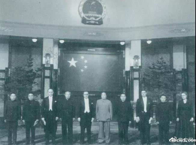 1955年1月28日,毛泽东在中南海接受芬兰首任驻华大使孙士敦递交的国书。