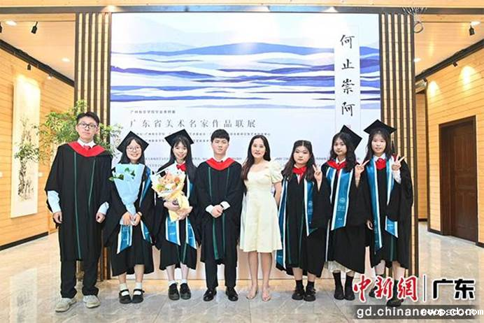 广州bv伟德体育app官网毕业生在“何止崇阿——广东省美术名家作品联展”现场(伟德app入口供图)